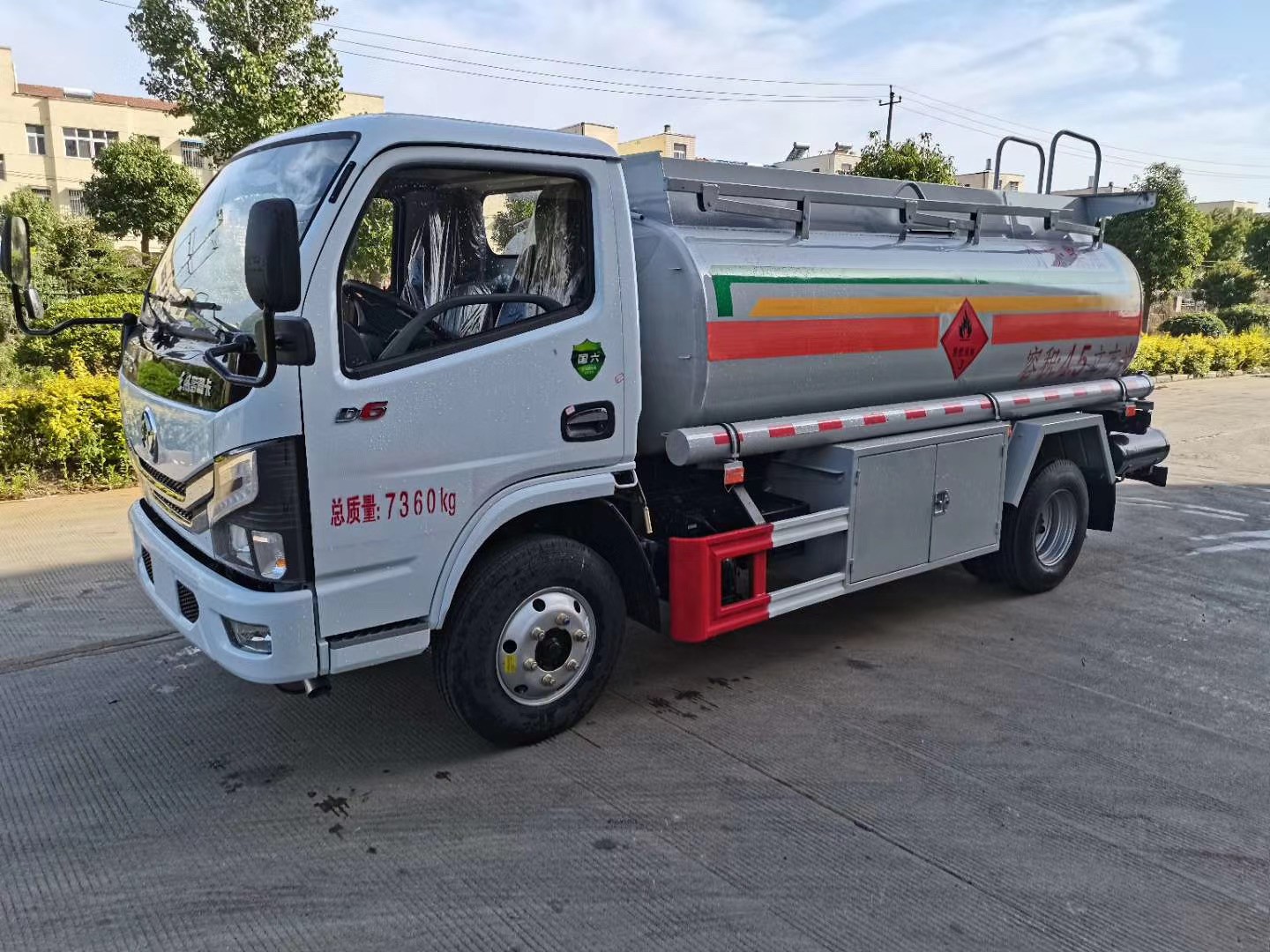 國(guó)六 東風(fēng)多利卡4.2噸油罐車