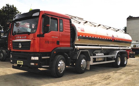 重汽汕德卡前四后八鋁合金油罐車圖片 重汽汕德卡前四后八鋁合金油罐車圖片