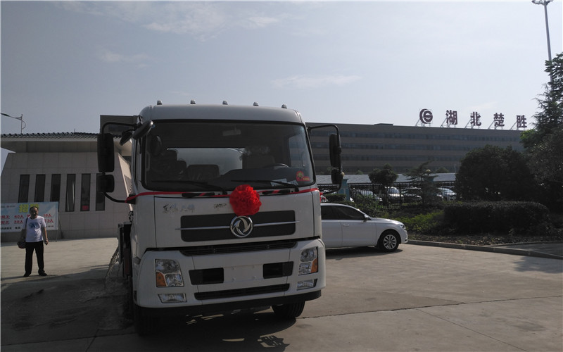 東風(fēng)天錦運(yùn)油車發(fā)往山西太原