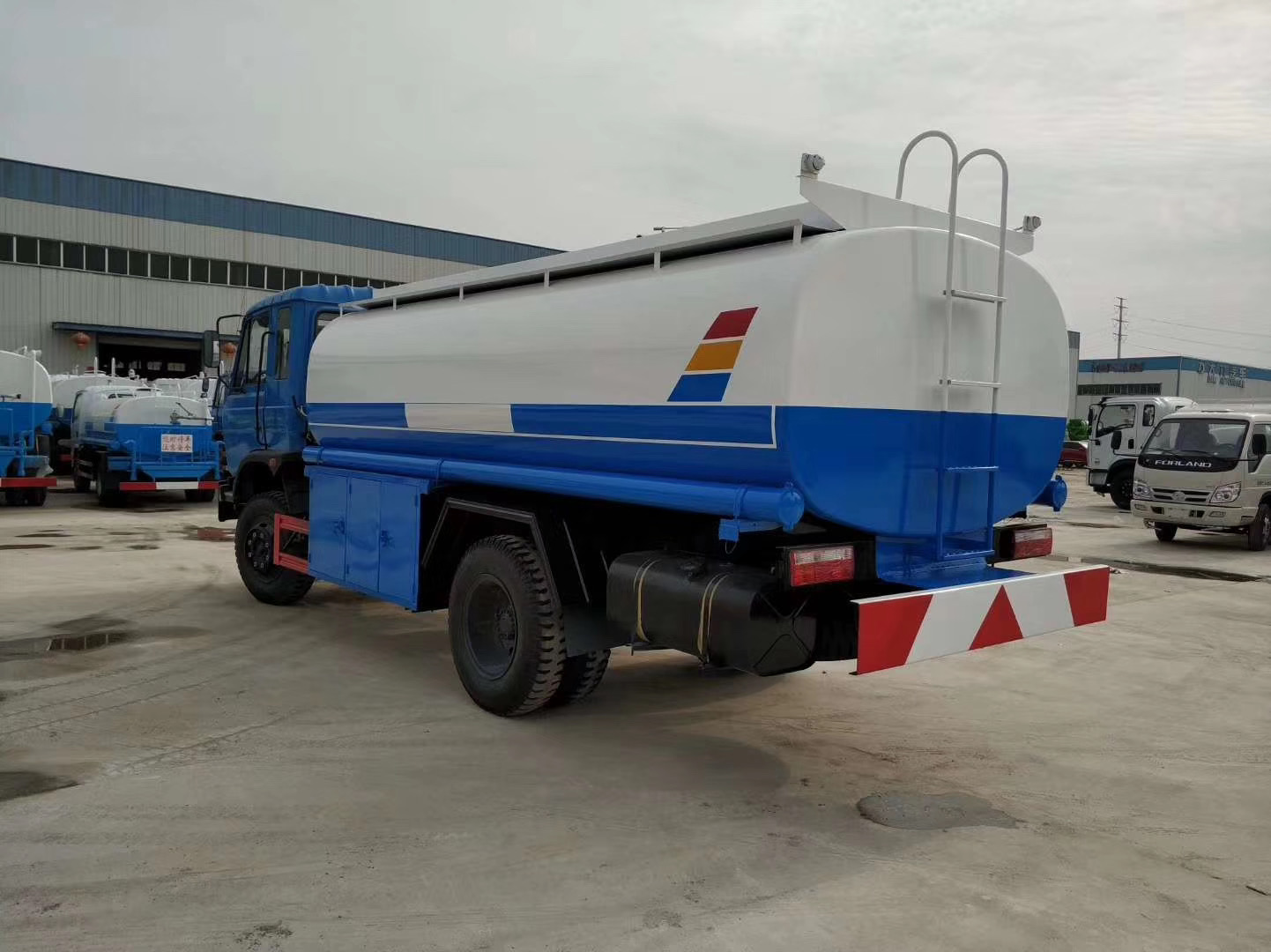 10-12噸東風(fēng)油罐車圖片