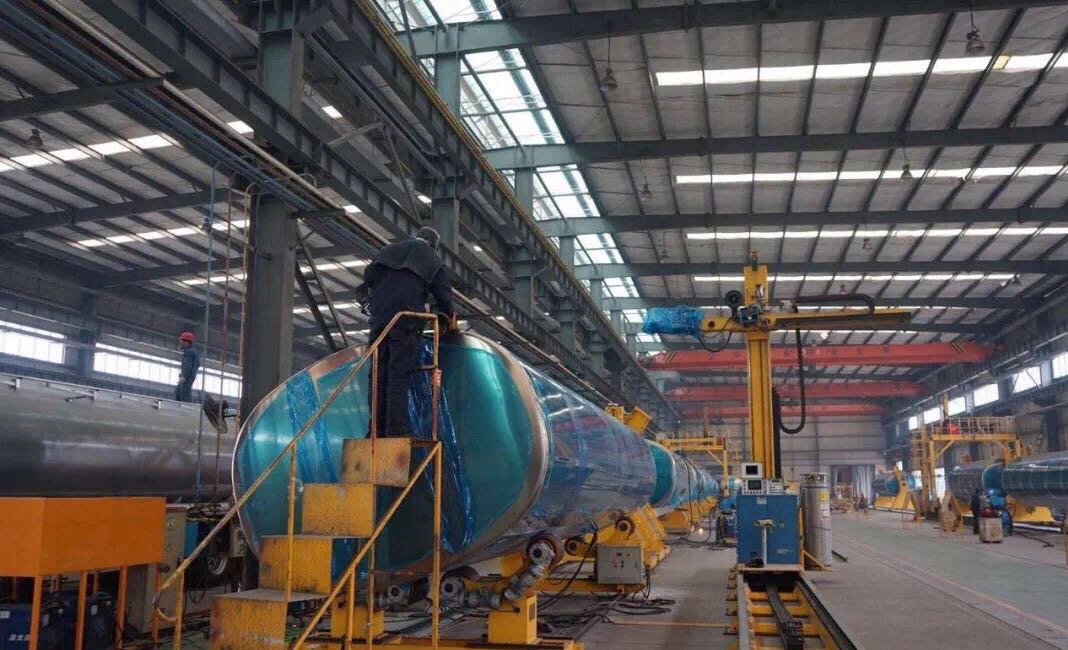 湖北楚勝汽車有限公司車間繁忙景象