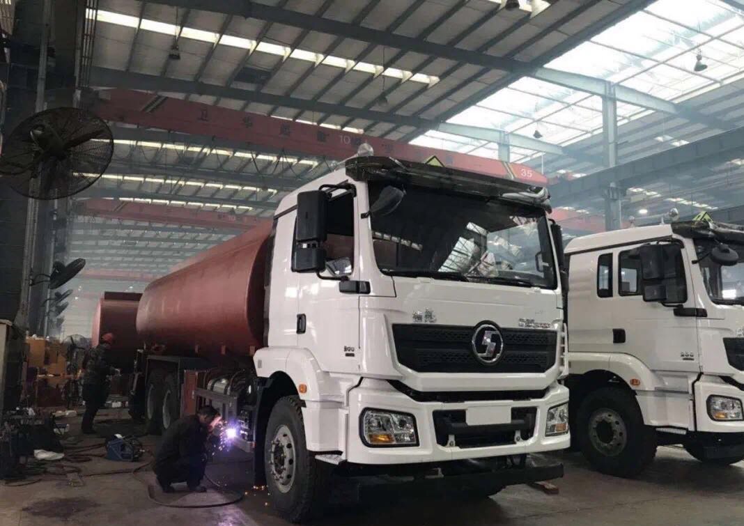 湖北楚勝汽車有限公司車間繁忙景象